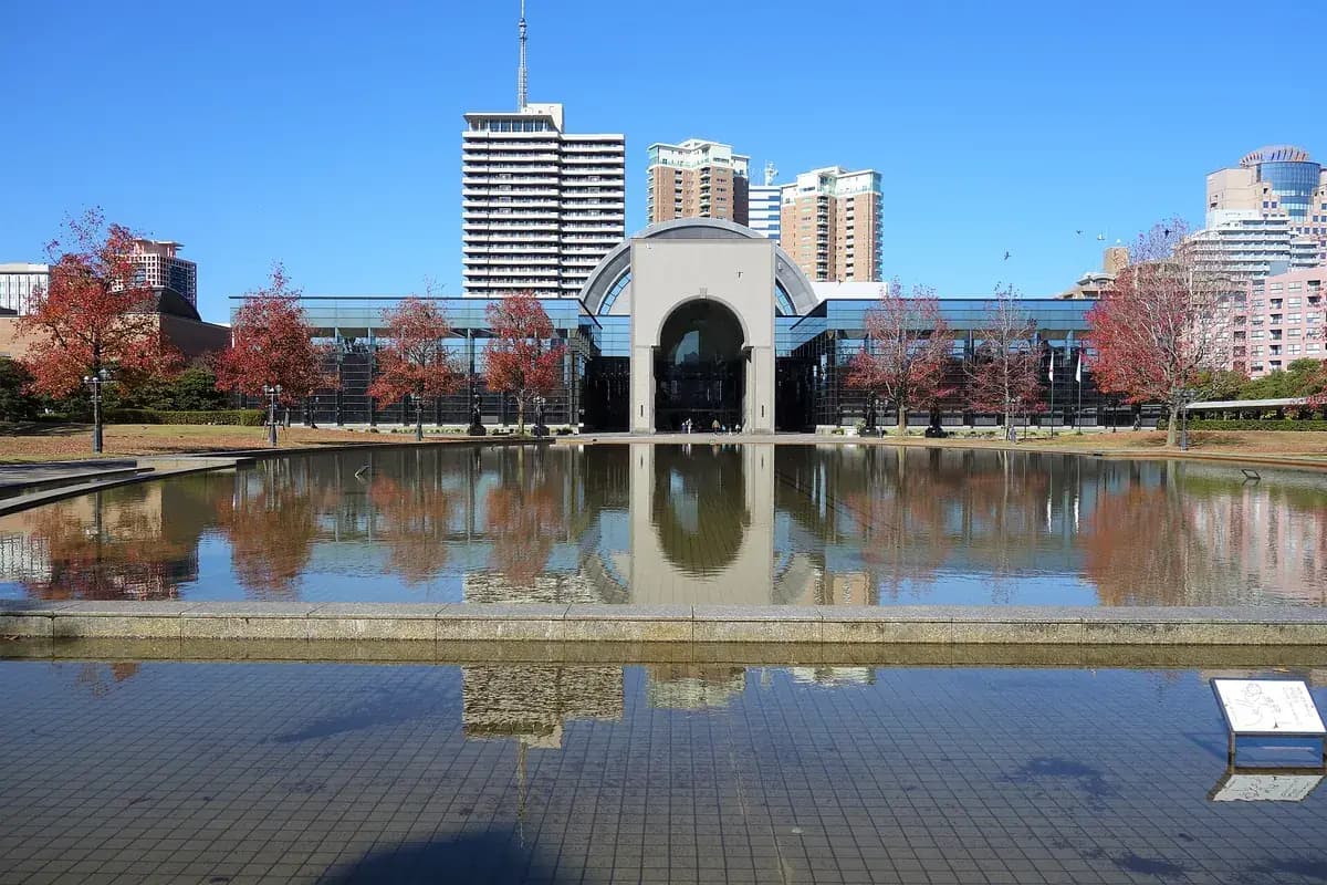 水盤に映る福岡市博物館の外観